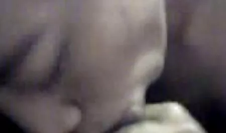 Loira teen Lilith mostra porno gratis onibus sua rosa L. em detalhe