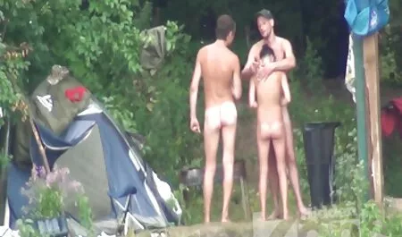 Uma menina bonita jovem tirar seu sexo grátis samba vestido e ansiosamente leva sua vagina no sofá