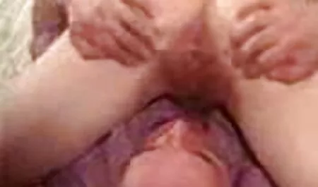 A vizinho xxx sex gratis child para sexo para visitar um adulto cara e porra em a sofá com ele