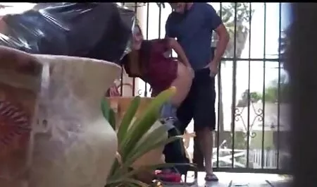 Uma jovem de Ébano brasileirinhas video gratis puta em biquíni facilmente encantos de um homem branco no amor e ela com ele