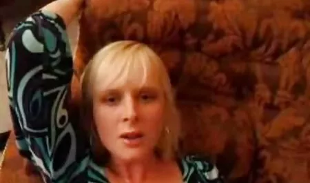 Bela jovem mulher japonesa levantando quimono e masturbação com a buceta cheia de seus brinquedos video xeso sexuais