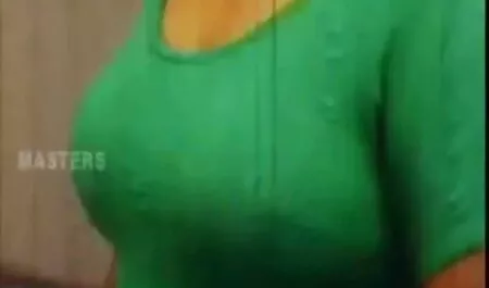 Uma jovem mulher Asiática no papel foder uns aos outros com um cavalheiro na gostosa grátis cama
