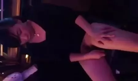 Duas lésbicas checas tendo uma boa foda porno gratis cu grande em um sofá de couro