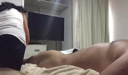 Uma mulher madura disposta a chupar o pau xxx p0rn0 do marido na rua e humilhante para ficar na frente dele