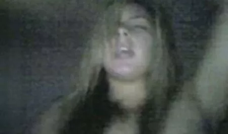 Quente e atraente jovem loira buceta porno rama gratis cums dedilhado violência