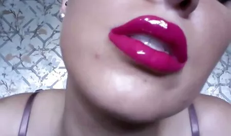 Impressionante menina com molhado vídeos de sexo xxx tatuagem-se em Casa