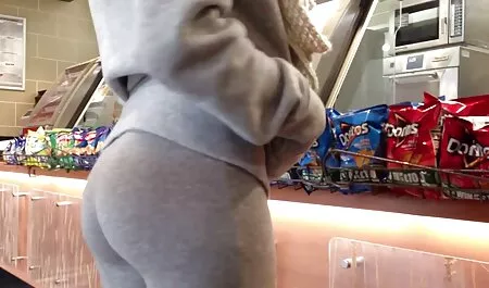 Jovem modelo pornô recebe uma brutal Foda de um homem sexo gratis kid bengala em uma pose de cachorrinho