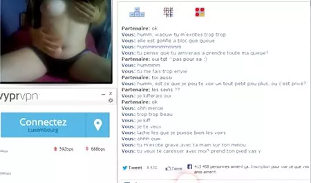 Policial mulher, cabelo vermelho, positivo insere um vibrador na buceta sexooralgratis e bunda dela