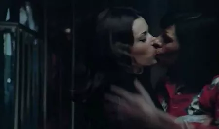 Uma jovem gostosa grátis cadela puxa um vibrador e energicamente sua irmã l. na câmera