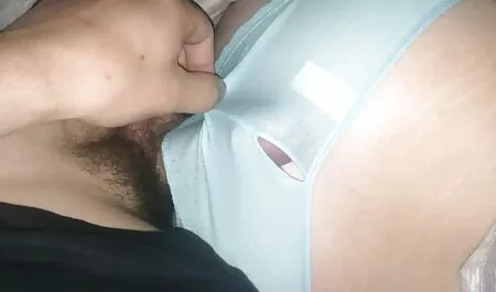 A menina atormenta os buracos com ver video porno brasileiro gratis um vibrador