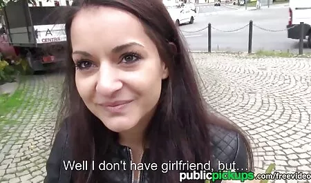 Casal foda na cama e olhou vídeosexográtis no espelho enquanto eles fodem