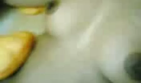 Os dois caras apertou uma menina Japonesa despiu e tomar galos em todos os seus buracos video sex chat gratis