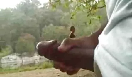 Uma jovem Amadora está irritada com um concerto videos gays mamando em uma boate e quer se masturbar com seu L.