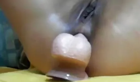 Jovem checa cadela pronto para satisfazer uma pornô grátis agora multidão de homens
