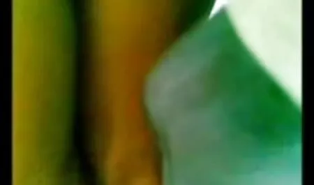 Sensual aluna com uma delicioso burro fodido para uma boquete em a carro sexogatis
