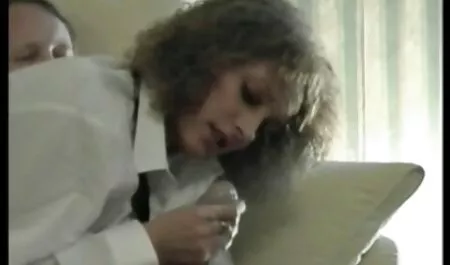 A buceta de uma jovem checa puta é fodida por um vibrador na frente pornosexoanal de um agente pornô