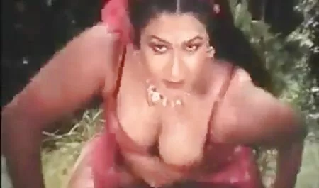 O cara pago para ter sexo pornp anal com duas meninas solteiras na loja