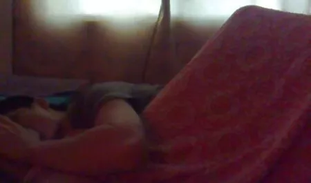 Uma cadela abre sua buceta com um vibrador gigante e esfrega suavemente o vibrador até ela x videos zoofilia gratis