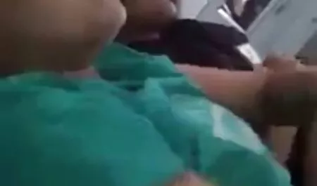 Uma mulher negra, O menino vai chupar o pau de um homem negro e obter sexo bizarro grátis uma foda brutal dele