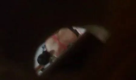 Sem vergonha samba pornô lésbicas cadela com ampla aberta Mijando ao ar livre