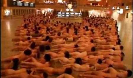 Uma jovem executa um striptease e estica as paredes de seu L. sexo ao vivo grátis