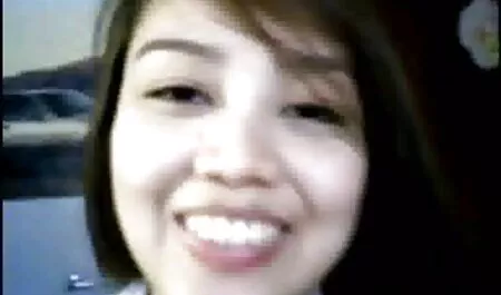 Jovem sacanagem puta com pornogratis xnxx óculos masturbando o pau de um cara com as mãos