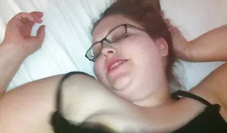 Loira em uma tatuagem com leite gigante sexco gratis esguicha violência ajudando um pau com um vibrador