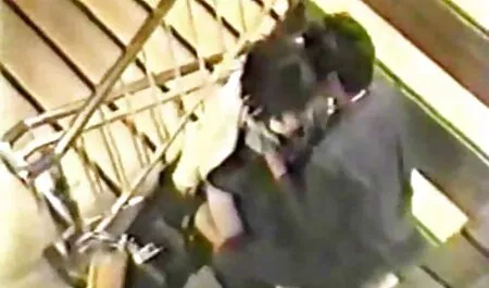 A buceta de um jovem paquera acariciará na calcinha com os dedos e não os porno gratis dinheiro terá com vibrador