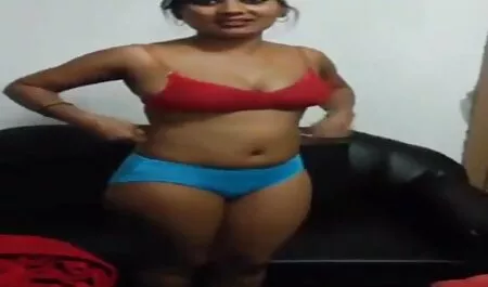 Um homem para uma mulher madura em postura de câncer sexo ao vivo e grátis e transar com ela de uma forma brutal como esta