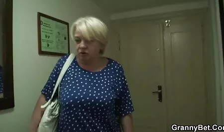 A vagina sexo gratis bizarro de uma jovem é um vibrador de imersão profunda em sua