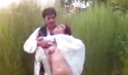 Um jovem pau de um cara em um longo tempo com sua boca, piscando ela e, finalmente, orgiasx deixá-lo em sua buceta