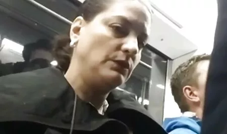 Jovem pornô grátis gostosa morena quer foder com um agente pornô após a masturbação