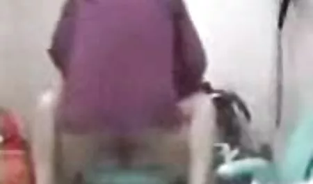 Uma mulher quente doido pornô e suculenta provocando com sua bunda grande e elástica