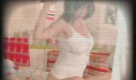 Um jovem modelo pornô extremamente feliz com a aparência de um homem negro e ansiosamente deseja transar vídeo pornô de grátis com ele