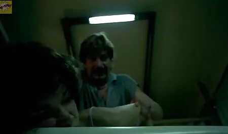 Uma mulher madura chupa vídeo de pornô em hd o pau do marido e inserção rápida em sua vagina