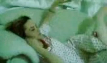 Acorrentado jovem cadela gemidos buceta estimulado com uma máquina de porno gratis ônibus sexo e cums muito
