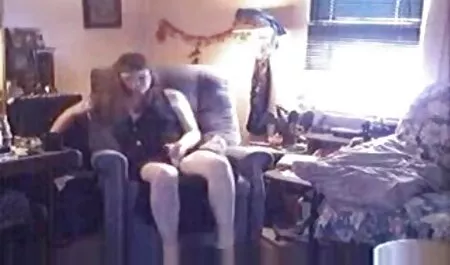 Uma mulher madura com uma coroa em seu cabelo chupa um pau dentro de videos eroticos anal um buraco na parede