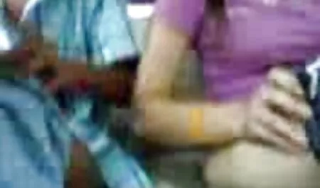 A garota no bolso rosa é exclamada pornosexoanal por um grande barulho