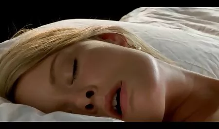 Jovem mulher japonesa se masturbar vídeo de sexo de graça com vibrador no sofá e colocar o dedo na buceta dela