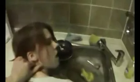 De pernas longas, menina estrita zoofilia porbo fazer um Cara Sentar-se de joelhos e puxar seu pau duro