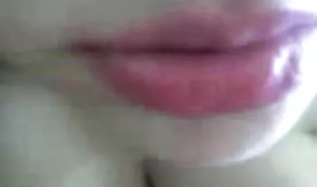 Jovem puta à sexo grátis com novinha procura de diversão sexo nos braços de um homem maduro