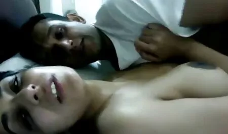 Namorados pornô doido grátis brasileiro rasgou jeans em uma jovem mulher japonesa se masturbando sua buceta com um vibrador enquanto Boquete