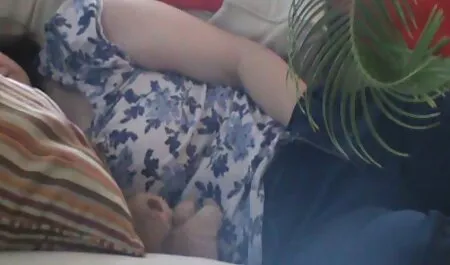 Puta video de xexo gratis com uma bunda grande fode com vizinhos com as mãos erradas no banheiro