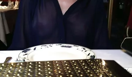 O pau de srxo video seu namorado recebeu um boquete de uma cadela madura e salpicos de porra em seu rosto