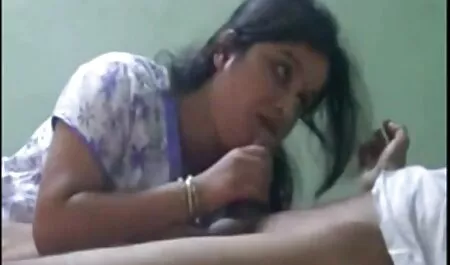 Dirija uma jovem Latina samba pornô 2019 em um carro e querendo transar com ela em casa