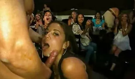 Jovem modelo pornô baixando seus jeans e videos d sxo irmã com seu namorado