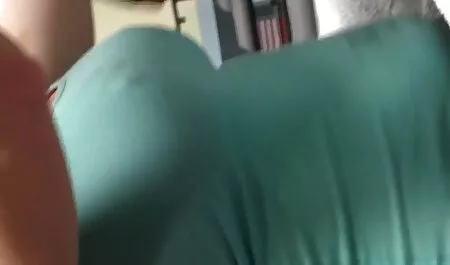 Namorado vídeo de sexo explícito grátis ajudar seus alunos a usar roupas, em seguida, de volta para a cama com ela, para fazer amor