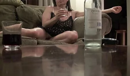Bela Molhada esposa se masturba com objetos pornográficos em xxx videos ponos calças rasgadas