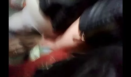 Jovem e vidioprnor deliciosa morena acariciando com um vibrador em sua rede doméstica observou o Monitor de rede