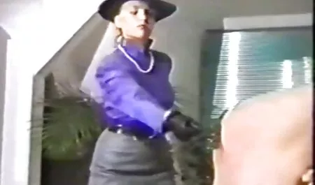 Cara rasga as calças de uma jovem puta e sexo grátis com brasileiras fode-a descontroladamente com seu pau enorme na Bunda
